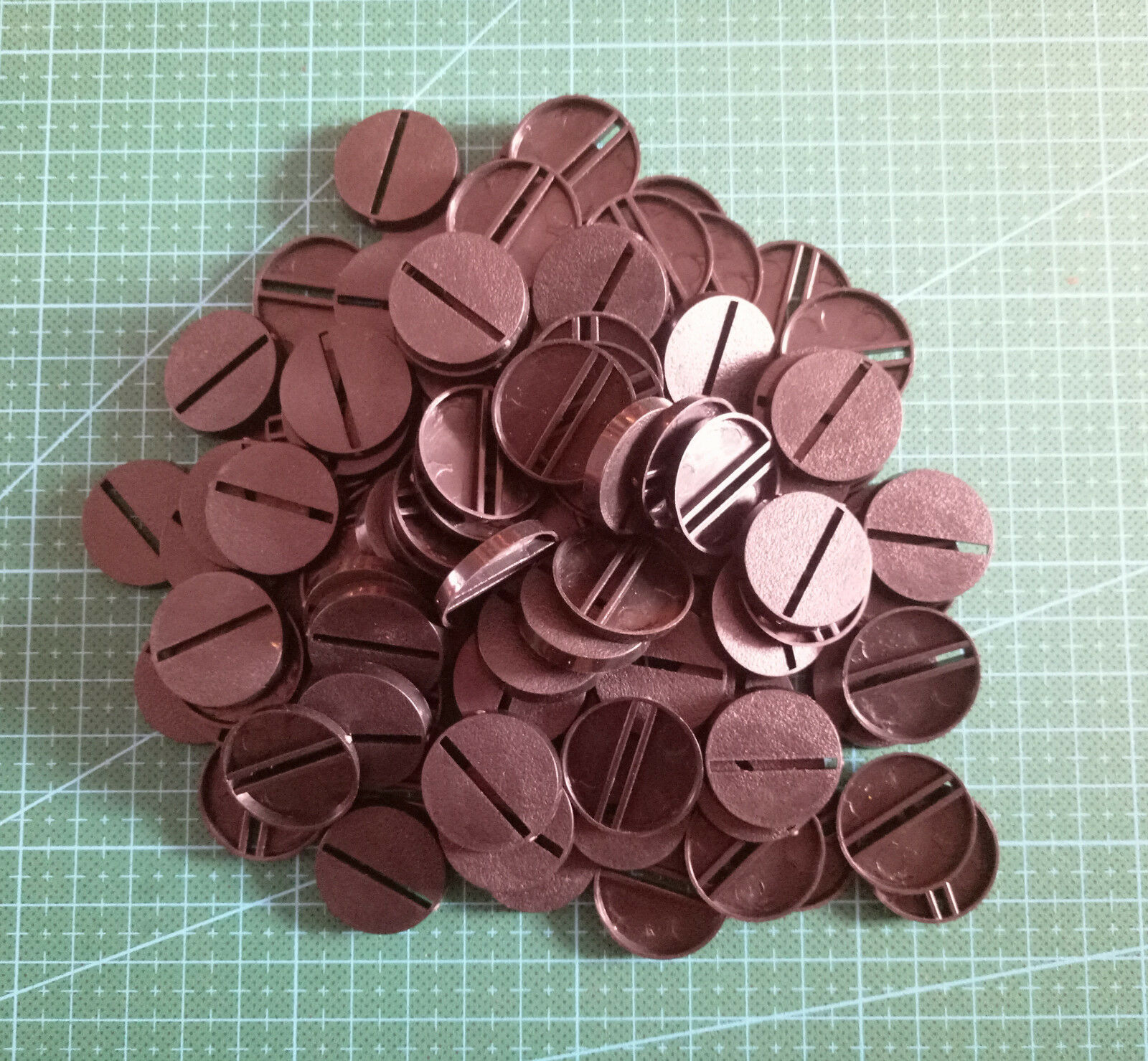 Lot-of-100-25mm-round-slot-bases-for-wargames-table Games
